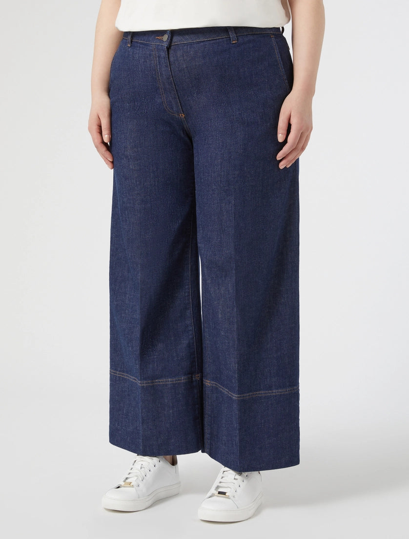 persona pantalone in denim scuro pulito campo