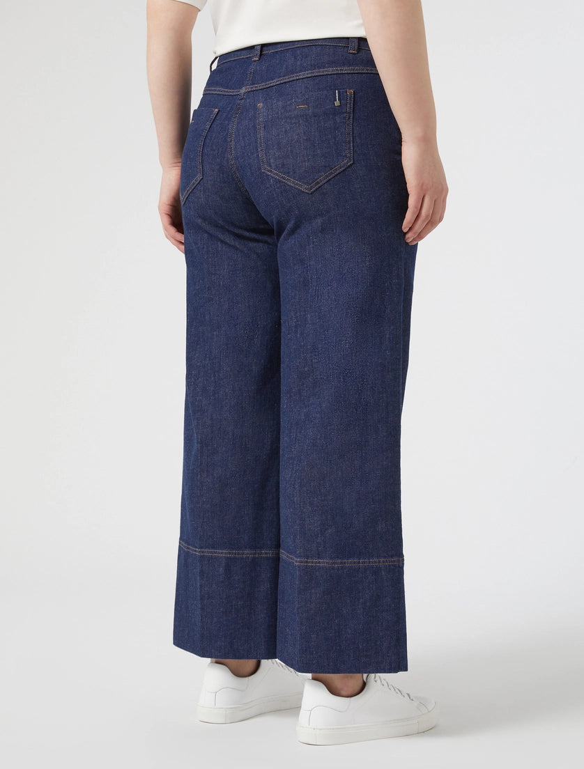 persona pantalone in denim scuro pulito campo